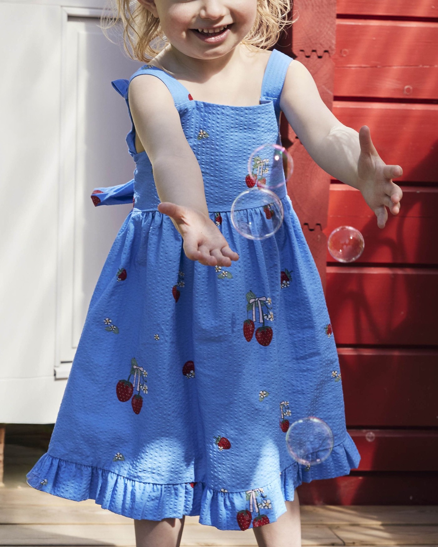 Fliink Seersucker-Kleid aus 100% Baumwolle mit Erdbeeren - Marina Blue - 7Y/122