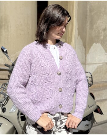 Halfen Strickerei Damen-Cardigan mit Flechtdetails aus Merinowolle, Alpaka und Seide - Flieder 💜🌿
