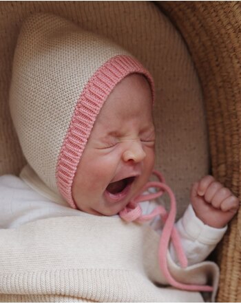 Hvid Baby-Mütze mit Bindebändchen 'Dolly' aus Merinowolle - Cream/Bubblegum
