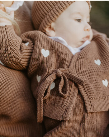 Leevje Baby-Wickel-Strickjacke mit Herz-Stickereien aus 100 % Bio-Baumwolle - Pecan