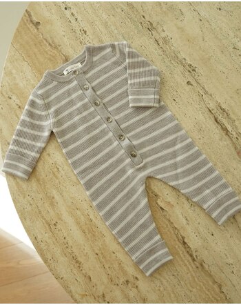 Lille Toni Strickstrampler/-Overall für 0-1 Jahr aus Merinowolle - Camel Melange/Creme 🤎🤍🌿