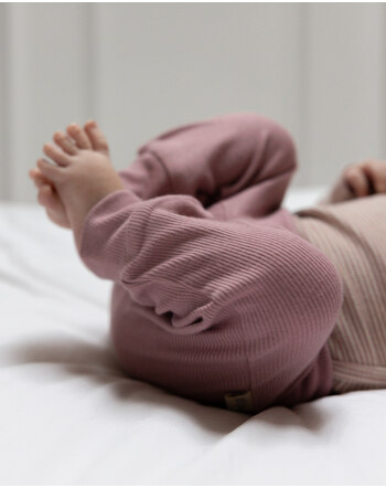 Petit Piao Baby-Leggings in Rippoptik aus Bio-Baumwolle und Modal - Nostalgic Rose
