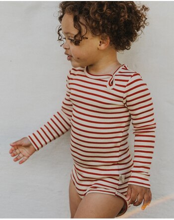 Petit Piao Langarm-Body in Rippoptik aus Bio-Baumwolle und Modal SKY - Cinnabar Striped