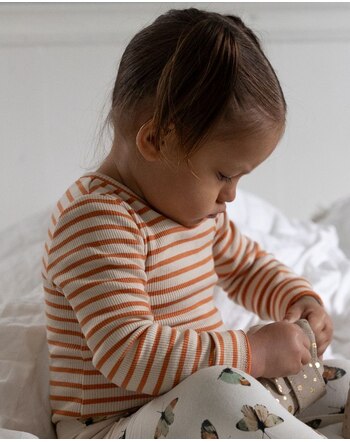 Petit Piao Langarmshirt in Rippoptik aus Bio-Baumwolle und Modal SKY - Coral Gold Striped