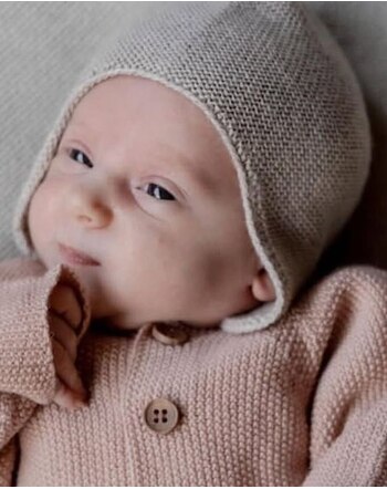 Strickgut Baby-Mütze mit Ohrenklappen aus Merinowolle - Stein