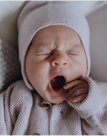 Strickgut Baby-Mütze mit Ohrenklappen aus Merinowolle - Rose