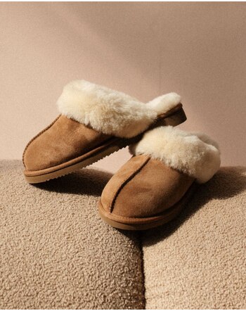 Wollbebi Lamfell-Pantoffeln 'Nuna' für Damen - Cognac