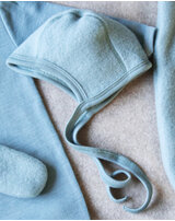 engel-baby-bindemuetze-aus-schurwoll-fleece-bergblau-melange