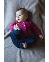 engel-baby-cardigan-aus-schurwolle-und-seide-himbeere
