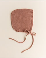 hvid-baby-muetze-dolly-mit-bindebaendchen-aus-merinowolle-terracotta