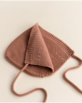 hvid-baby-muetze-dolly-mit-bindebaendchen-aus-merinowolle-terracotta