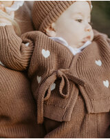 leevje-baby-wickel-strickjacke-herz-stickereien-bio-baumwolle-pecan