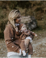 leevje-baby-wickel-strickjacke-herz-stickereien-bio-baumwolle-pecan
