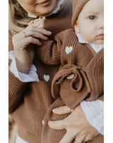 leevje-baby-wickel-strickjacke-herz-stickereien-bio-baumwolle-pecan