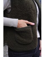 wollbebi-woll-weste-romi-fuer-damen-taschen-schurwolle-olive