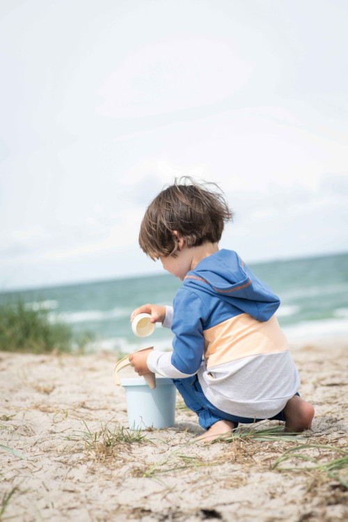 Steiff Junge am Meer mit Kapuzenpullover Sommer 2023