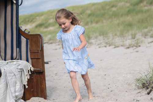 Steiff Mädchen am Strand mit gestreiften Kleid Sommer 2023