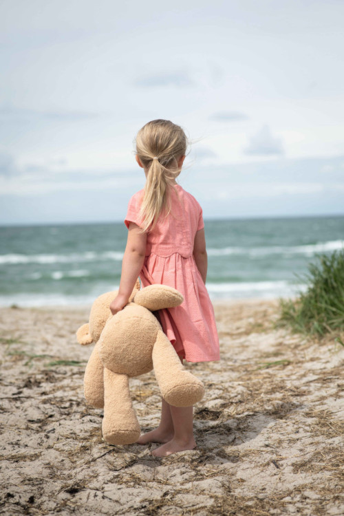 Steiff Mädchen mit Teddy am Strand Sommer 2023